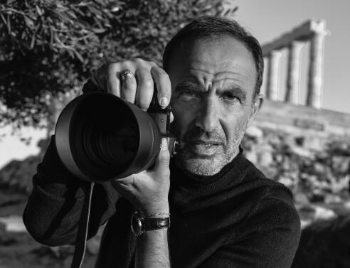Ο Νίκος Αλιάγας κρατά φωτογραφική μηχανή