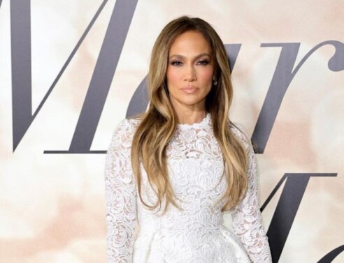 Με νυφικό η εμφάνιση της Τζένιφερ Λόπεζ στην πρεμιέρα της νέας της ταινίας, «Marry me»