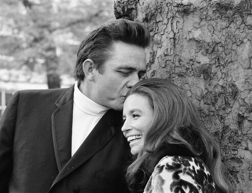 Ο θρύλος της κάντρι Johnny Cash και η τραγουδίστρια June Carter έζησαν έναν από τους μακροβιότερους έρωτες της σόουμπιζ.