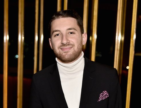 Albert Ayal: Με τον λογαριασμό Up Next Designer ανακαλύπτει νέους σχεδιαστές του πλανήτη, τους οποίους στη συνέχεια φορούν οι celebrities.