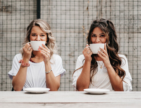 Δύο γυναίκες, φίλες, πίνουν καφέ