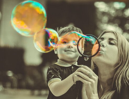 Μαμά και παιδί που παίζουν