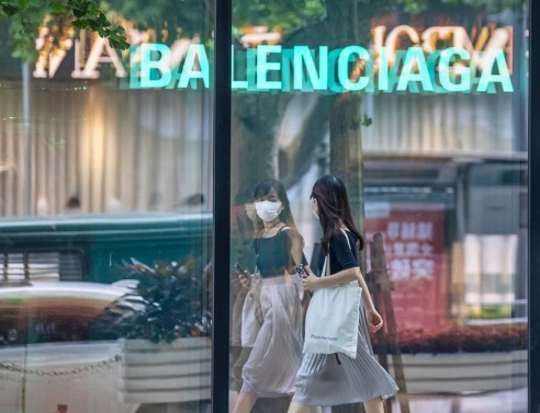 ο Balenciaga στέλνουν βοήθεια στην Ουκρανία μέσω του Παγκόσμιου Προγράμματος Σίτισης