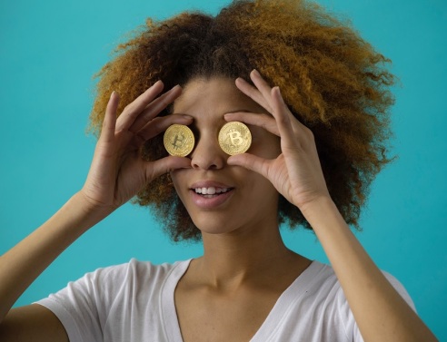 Μια κοπέλα με δυο νομίσματα στα μάτια. 