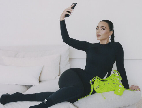 Η Κιμ Καρντάσιαν στην καμπάνια του οίκου Balenciaga