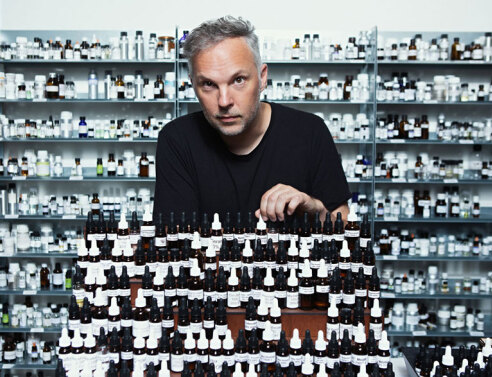 O Σπύρος Δροσόπουλος είναι η μύτη της ολλανδικής εταιρείας αρωμάτων “Baruti parfums”.