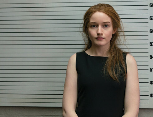 Η Julia Garner ως Anna Delvey στη σειρά Inventing Anna του Netflix