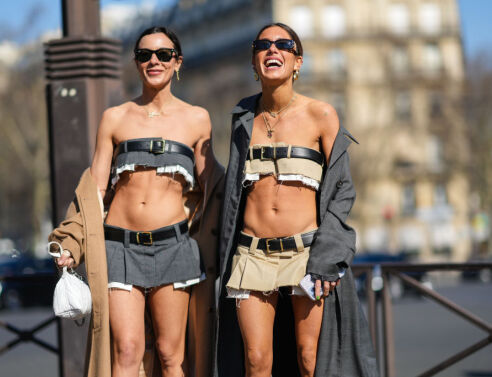 Miu Miu micro mini skirt: Η υπερβολικά μικροσκοπική μίνι φούστα της Miu Miu γίνεται εξώφυλλο στα μεγαλύτερα περιοδικά μόδας. 