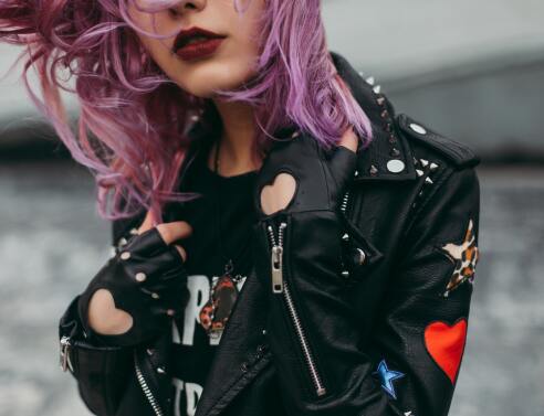 TikTok couture: Οι τάσεις της μόδας που γεννιούνται μέσα από την πλατφόρμα, η ταχύτητα με την οποία εμφανίζονται και εξαφανίζονται.