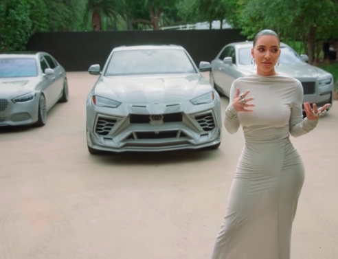 Kim Kardashian: Συλλέγει πολυτελή πανάκριβα αυτοκίνητα, μεταξύ των οποίων μια Lamborghini, μια Rolls-Royce και μια Mercedes-Benz Maybach.