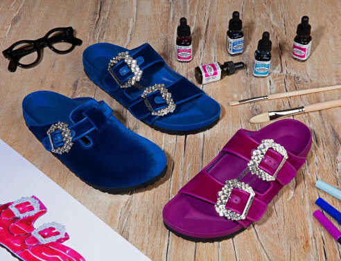 Μπλε και φούξια βελούδινα σανδάλια από τη συλλογή Manolo Blahnik x Birkenstock