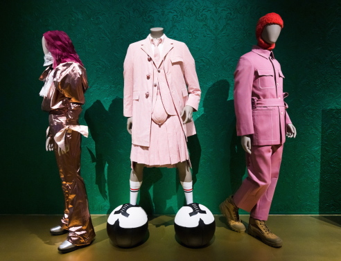 Fashioning Masculinities: The Art of Menswear. Μια έκθεση στο Victoria & Albert για την ιστορία, την τέχνη και την εξέλιξη του ανδρικού ρούχου. 