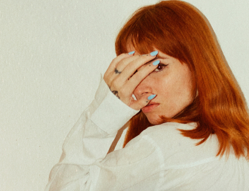 Γυναίκα καλύπτει το πρόσωπό της με το χέρι της