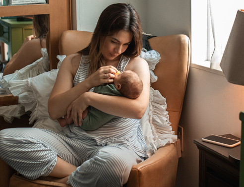 Μαμά κρατάει αγκαλιά το νεογέννητο μωρό της