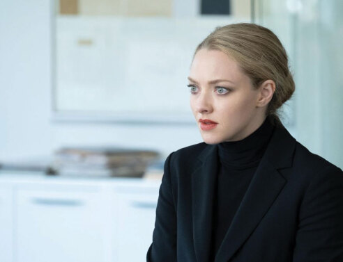 Η ηθοποιός Amanda Seyfried ως Elizabeth Holmes στη σειρά The Dropout
