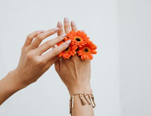 Πέντε tips για να αφαιρέσεις το βερνίκι νυχιών με φυσικό τρόπο και με πράγματα που υπάρχουν στο σπίτι, αν δεν υπάρχει ασετόν.