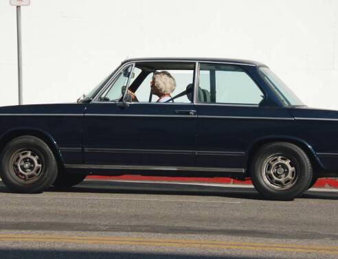 Ηλικιωμένη γυναίκα που οδηγάει