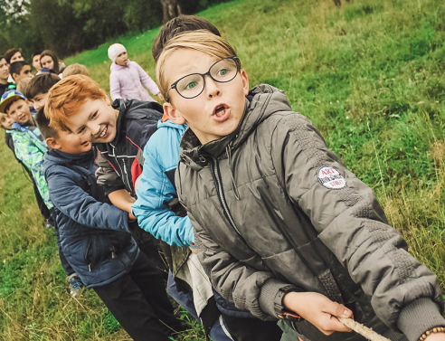 Παιδιά παίζουν στη φύση