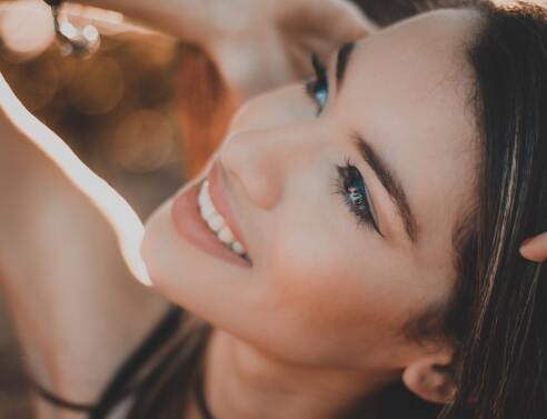 Συμβουλές ομορφιάς: Τέσσερα tips ομορφιάς με πρώτη ύλη ανοιξιάτικα προϊόντα, όπως οι ντομάτες, τα αγγουράκια, το χαμομήλι και το μέλι.  