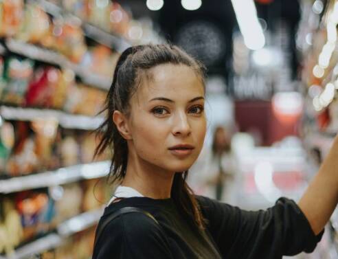 Μια κοπέλα ψωνίζει στο σουπερμάρκετ