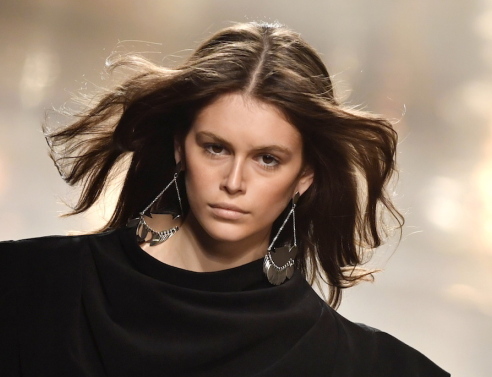 Η Kaia Gerber θα πρωταγωνιστήσει στην queer ταινία Bottoms, με πρωταγωνίστριες δύο λεσβίες μαθήτριες που παλεύουν να σαγηνεύσουν τις μαζορέτες του σχολείου. 