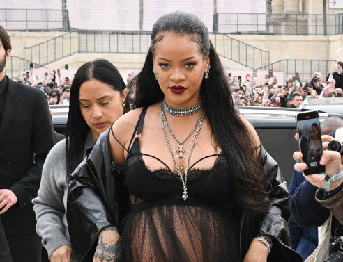 Η έγκυος τραγουδίστρια Ριάνα με διάφανο μαύρο φόρεμα φτάνει για το σόου του Dior, 2022