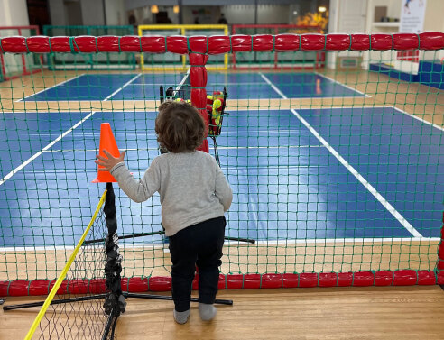 Παιδάκι παίζει σε μίνι γήπεδο