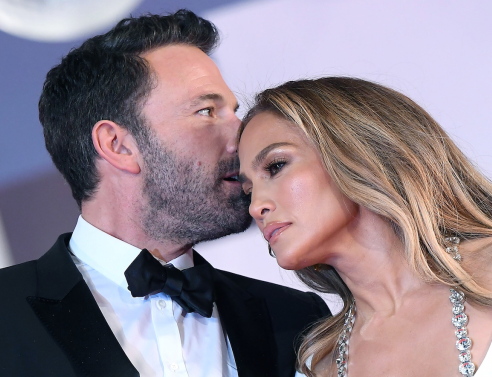 Τζένιφερ Λόπεζ και Μπεν Άφλεκ: Αρραβωνιάστηκαν και το δαχτυλίδι κοσμείται από ένα πράσινο διαμάντι.