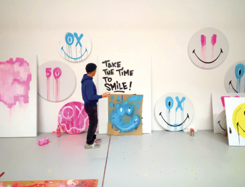 Ο graffiti artist André Saraiva σχεδιάζει για τα 50 χρόνια Smiley 