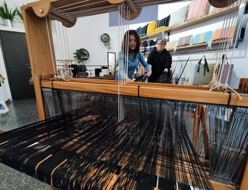 H Έλενα Λαναρά και η Γιώτα Σεριφίου yυφαίνουν στον αργαλειό