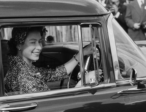 Η βασίλισσα Ελισάβετ οδηγεί προς το Polo club στο Γουίνσδορ (Αύγουστος, 1958)