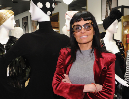 Norma Kamali: η νεοϋορκέζα σχεδιάστρια που έχει εμπνευστεί μερικές από τις εμβληματικές καινοτομίες της μόδας.
