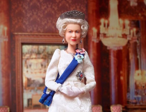 Η βασίλισσα της Αγγλίας Ελισάβετ Β’ έγινε Barbie - Η κούκλα κυκλοφόρησε με αφορμή τη συμπλήρωση 70 χρόνων της στον θρόνο.