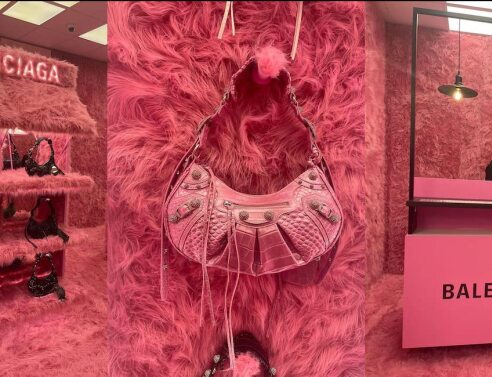 Balenciaga - Le Cagole: για το λανσάρισμα της νέας εμβληματικής τσάντα, η μπουτίκ του οίκου στο Λονδίνο καλύφθηκε εξολοκλήρου με ροζ γούνα. 