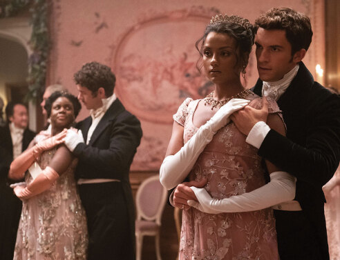 Οι ηθοποιοί Simone Ashley και Jonathan Bailey στη σειρά Bridgerton του Netflix