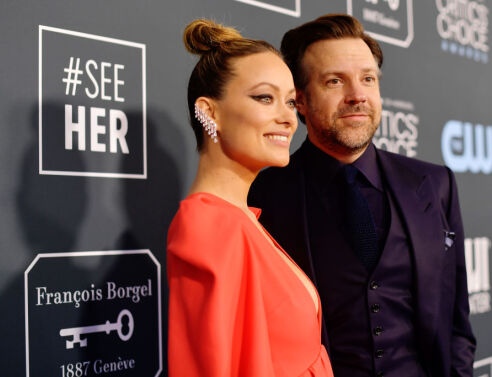 Ο Τζέισον Σουντέικις “σπάει τη σιωπή” του για τον χωρισμό από την Ολίβια Γουάιλντ