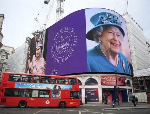 Η Βασίλισσα Ελισάβετ σε αφίσα στο Λονδίνο
