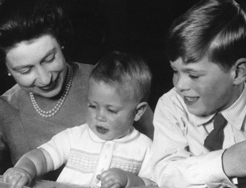 Η βασίλισσα Ελισάβετ ΙΙ με τους γιους της πρίγκιπα Άντριου και πρίγκιπα Έντουαρντ, στο κάστρου Ουίνδσορ, 1965