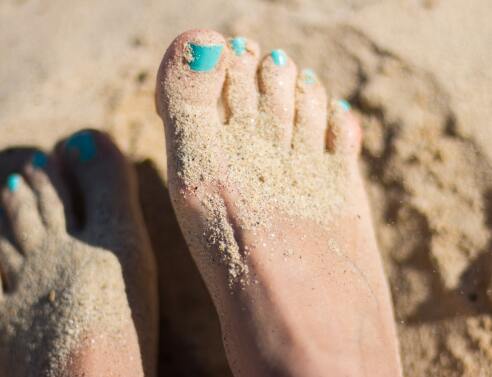 Συμβουλές ομορφιές: Πώς να κάνετε πεντικιούρ στο σπίτι - Τι κάνουμε με το βερνίκι και την ενυδάτωση.