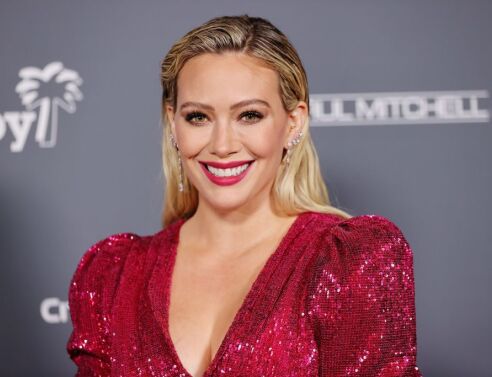 H Hilary Duff πρωταγωνιστεί γυμνή στο εξώφυλλο του Women’s Health: «Είμαι υπερήφανη για το σώμα μου»