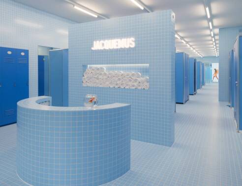 Simon Jacquemus - Le Bleu: Οι pop-up εικαστικές εγκαταστάσεις στο Selfridges του Λονδίνου είναι μια σουρεαλιστική αναπαράσταση του μπάνιου του. 