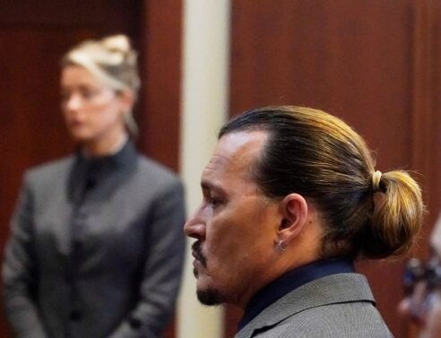  Γιατί ο Τζόνι Ντεπ δεν έχει κοιτάξει ούτε μια φορά την Άμπερ Χερντ στη δίκη