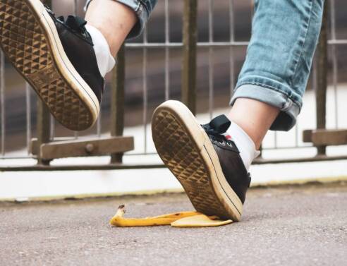 Άντρας που πατάει μπανανόφλουδα και πέφτει