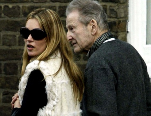 H Kate Moss με τον Lucian Freud το 2003 στο Δυτικό Λονδίνο.