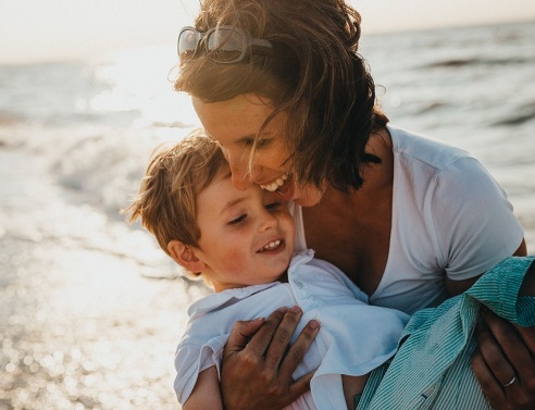 Μια μαμά κρατάει στην αγκαλιά της τον γιο της. 