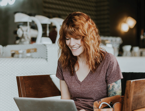 Γυναίκα που δουλεύει από το λάπτοπ της σε καφέ