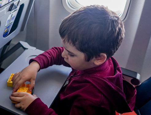 Παιδί στο αεροπλάνο, παίζει με lego