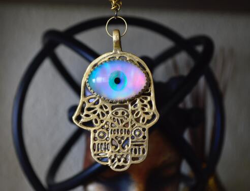 Μάτιασμα - Ξεμάτιασμα: Όλα για το «μάτι» - Τι είναι, πώς φεύγει, ποια η πρόληψη, τι λέει η εκκλησία και η επιστήμη.