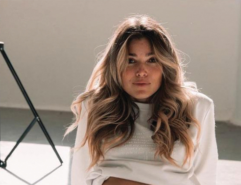 Η Βάσια Κωσταρά με ρούχα από την Circular Independence