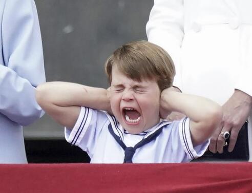 O πρίγκιπας Louis στο παλάτι του Buckingham είναι το πιο χαριτωμένο viral της ημέρας